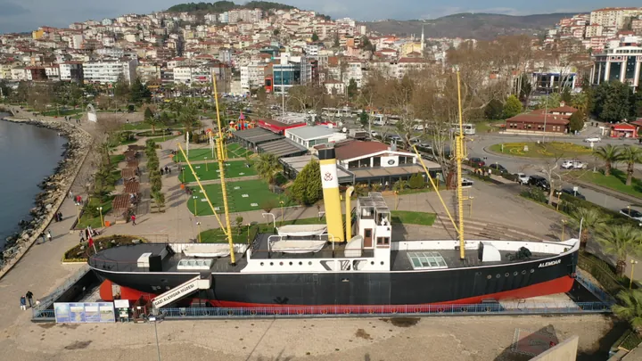 Kdz. Ereğli sahilindeki Gazi Alemdar Gemi Müzesi, arkada şehir
