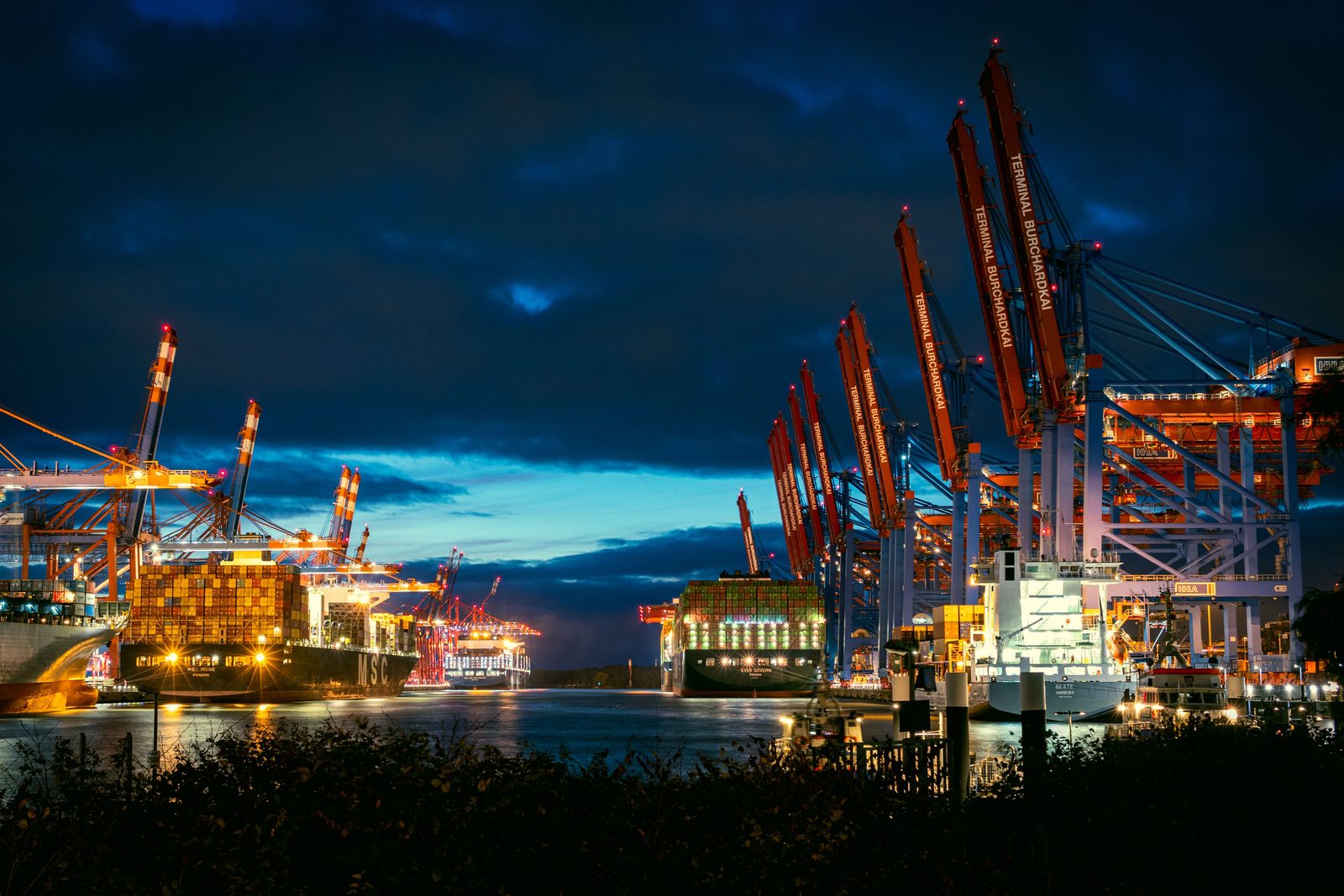 Hamburg gece limanı, temsili stok fotoğrafı