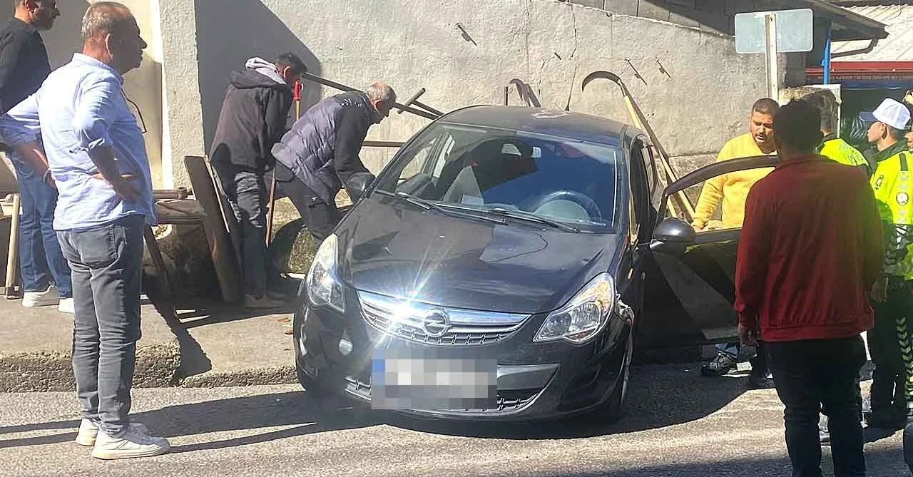 El frenini çekmedi… Otomobil kaldırıma durabildi…