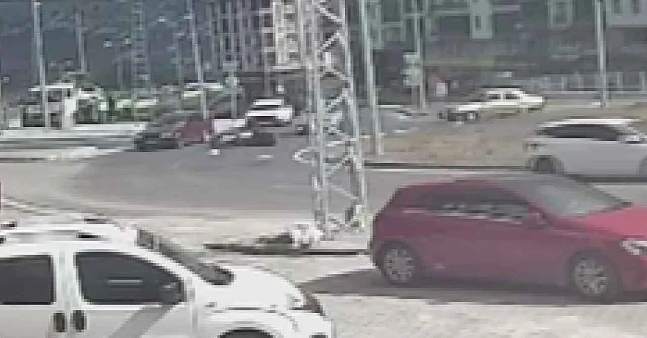 Kepez Mahallesi kavşağında kaza: Motosikletle otomobil çarpıştı